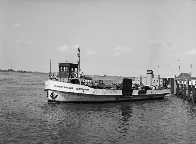 De veerboot Hoofdingenieur van Elzelingen, die in 1950 was verbouwd tot een moderner schip met dezelfde naam. De veerboot onderhield de veerdienst over de Nieuwe Waterweg tussen Maassluis en Rozenburg. Van Elzelingen was hoofdingenieur bij de Provinciale Waterstaat van 1908 tot 1927.