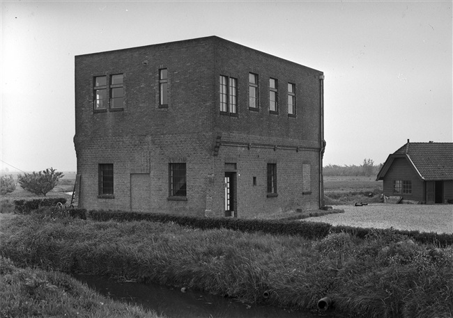 Gebouw bij watertoren aan de Kilweg in 's-Gravendeel, 1956