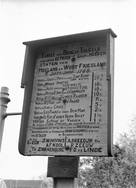 Bord met toltarieven op de Tolbrug Nieuwerbrug, 1967