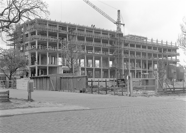 Het betonskelet van de hoogbouw van het provinciehuis, gezien vanaf de Koningskade.