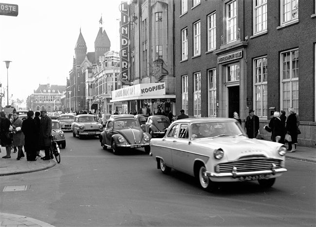 De verkeerssituatie in de Visstraat, met rechts het gebouw van de Amsterdamsche Bank.