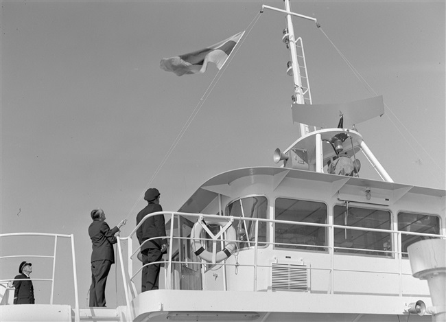 Jan Klaasesz hijst de vlag op veerpont De Hoorn, 1961