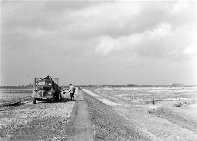 De waterkering tussen Nieuwe-Tonge en Oude-Tonge is verhoogd en verzwaard, na de watersnoodramp van 1 februari 1953.