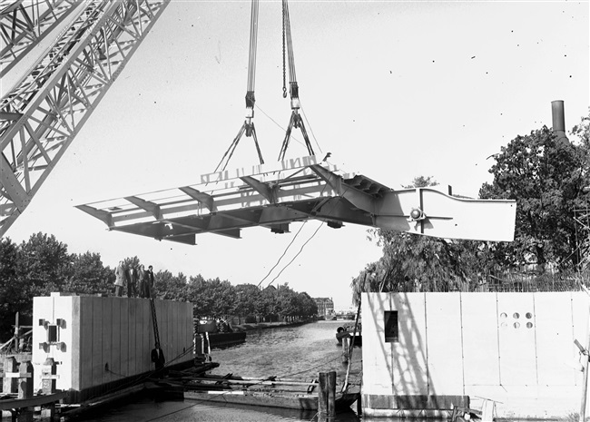 Een drijvende bok plaatst de bovenbouw van de eerste St. Sebastiaansbrug.