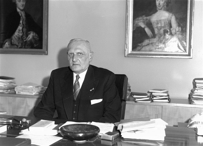 De heer mr. F.A. Helmstrijd, griffier van de Provinciale Staten van Zuid-Holland, in zijn werkkamer aan de Zuid-Hollandlaan.