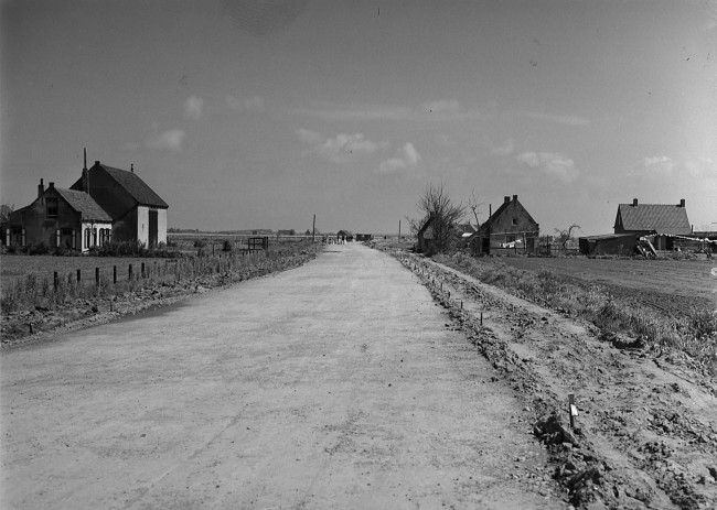 Aanleg van een asfalt betonweg tussen Goedereede en Ouddorp door de Provinciale Waterstaat.