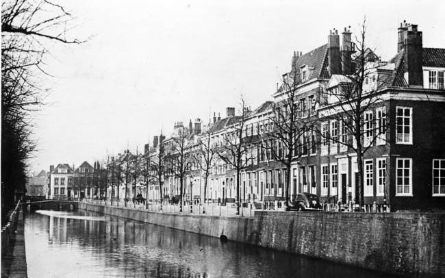 De Nieuwe Uitleg in Den Haag. De Provinciale Waterstaat in Zuid-Holland was rond 1907 gehuisvest in het pand op nr. 4 en vanaf 1919 ook op nr. 5. Beide panden zijn verwoest door een bombardement op 3 maart 1945. De foto is waarschijnlijk gemaakt tussen 1940 en 1944.