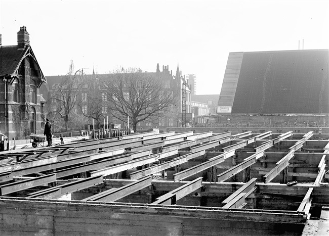 Aanleg van de oprit van het noordelijke viaduct. Het viaduct is onderdeel van de eerste St. Sebastiaansbrug.