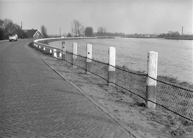 Oorspronkelijke titel 'Bermbeveiliging provinciale weg nr. 25'. De Nieuwe Gouwe tussen de Coenecoopbrug en de Burgemeester Jamessingel.