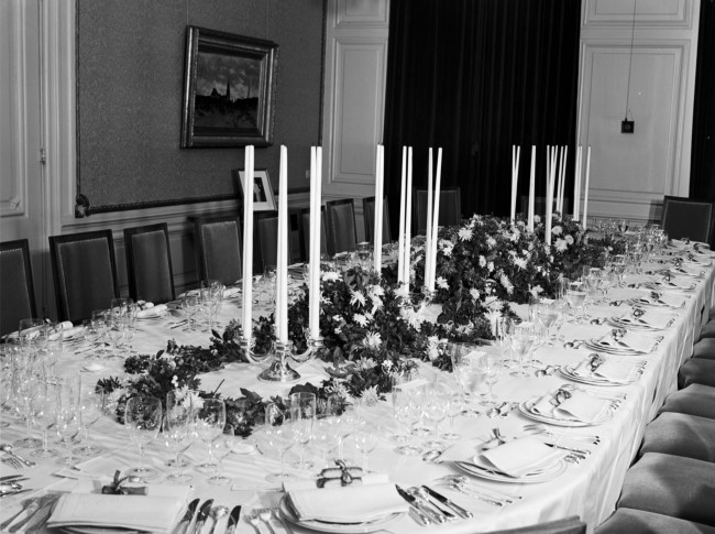 Een gedekte tafel voor een diner met het Provinciaal Bestuur en gezanten, in het gebouw aan het Korte Voorhout 1. In dit gebouw was het Provinciaal Bestuur van Zuid-Holland gehuisvest.