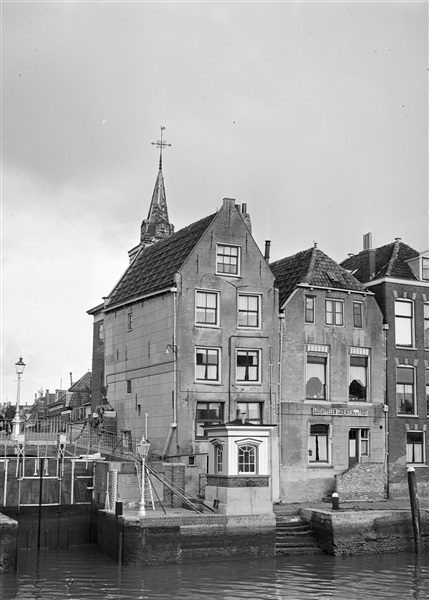 Links het rijksmonument aan de Hoogstraat 17, ook wel bekend als het 'Coppelstockhuis'. Het pand ligt naast de Monstersche Sluis. Op de achtergevel van het pand rechts staat de tekst: Aardappelen, Groenten en Fruit.