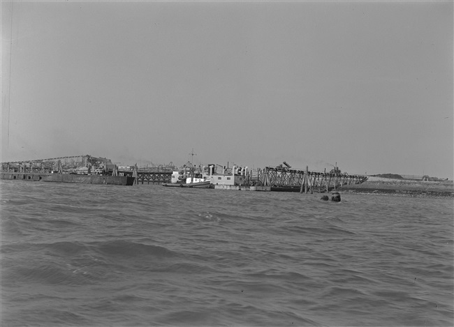Dijkherstel bij de Hoek van Sint Jacob, op Goeree-Overflakkee, na de watersnoodramp van 1 februari 1953.