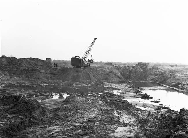 Tankgracht wordt vijver op landgoed Nieuw Leeuwenhorst, 1955