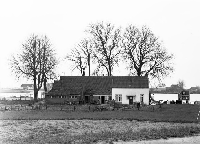 Het veerhuis aan de Lek, behorend bij de veerverbinding tussen Schoonhoven en Gelkenes.