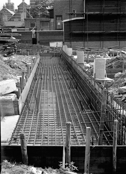 De fundering van het noordelijke viaduct. Het viaduct is onderdeel van de eerste St. Sebastiaansbrug.