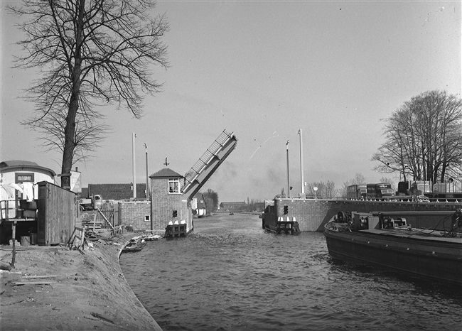 De vernieuwde Oude Tolbrug over het Rijn-Schiekanaal, beter bekend als de Vliet. De basculebrug uit 1956 ligt tussen de Westvlietweg en de Fonteynenburghlaan.