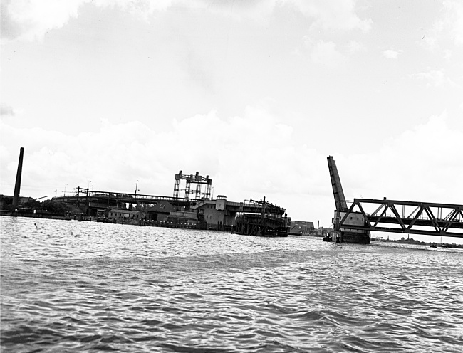 De Spoorbrug en Stadsbrug over de Oude Maas, 1951