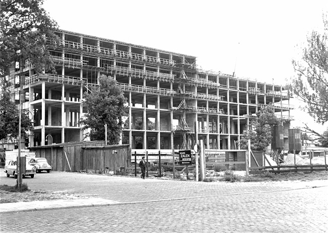 Het betonskelet van de hoogbouw van het provinciehuis, gezien vanaf de Koningskade.