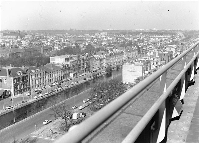 Uitzicht over Den Haag vanaf het voormalige provinciehuis. Op de voorgrond de Konigskade met vlak erachter de Koninginnegracht.