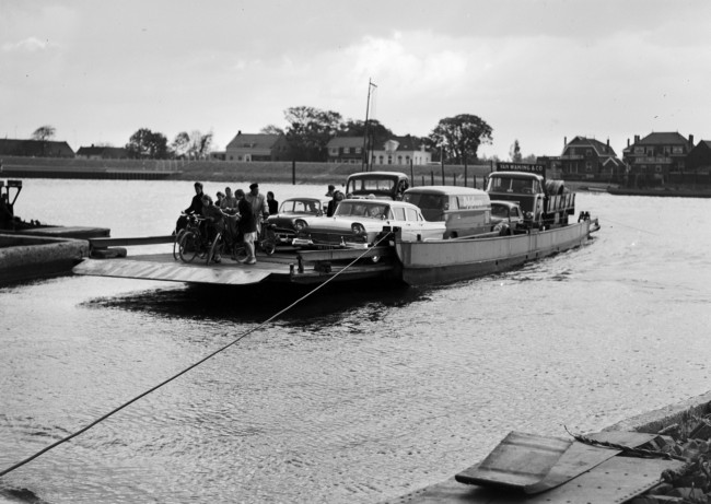 Veerpont met passagiers op de Hollandsche IJssel, 1958