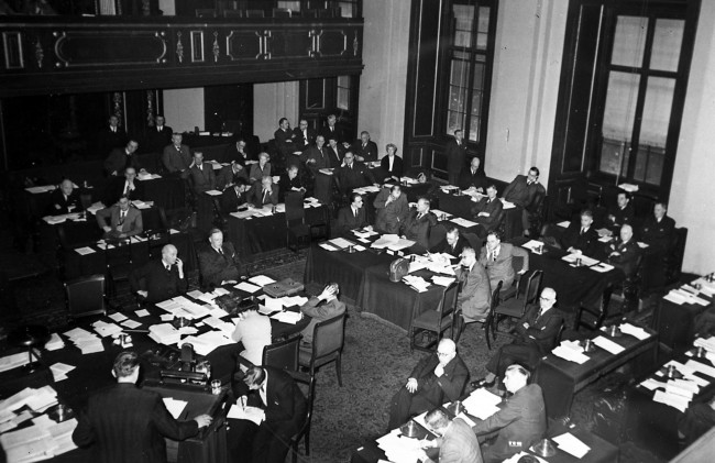 Een vergadering van de Provinciale Staten van Zuid-Holland. De foto is gemaakt tussen 1950 en 1959.