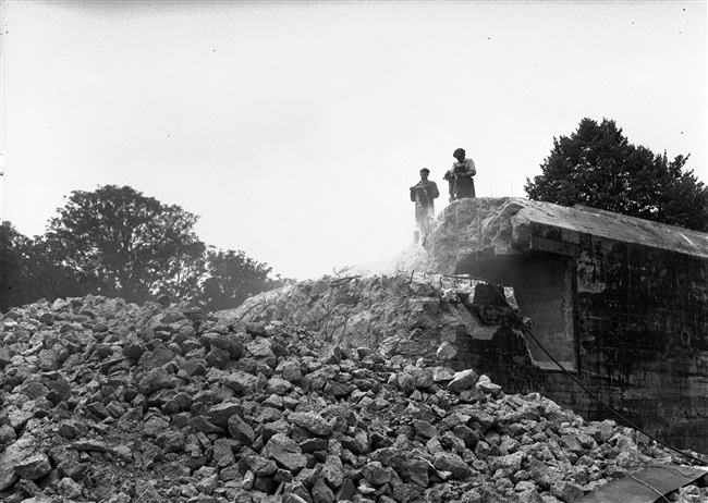 Een bunker uit de Tweede Wereldoorlog aan de Koningskade wordt gesloopt. Het provinciehuis wordt hier gebouwd.