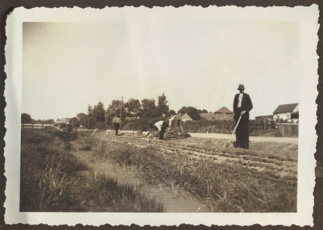 Werkers leggen stapelzoden in Nieuwe Wetering, 1932