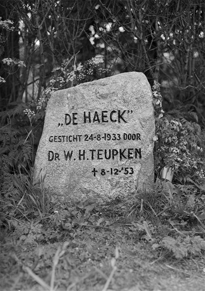 Gedenksteen met de tekst: 'De Haeck' gesticht 24-8-1933 door dr. W.H. Teupken, overleden 8-12-1953. Leden van de Provinciale Staten bezochten natuurgebied De Haeck, tijdens de jaarlijkse Statenexcursie.