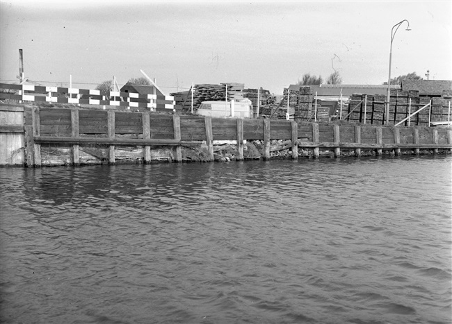 Het begin van de Rijksstraatweg in Den Hoorn, langs de Gaag. Tot 1993 was de houtfabriek van A.F. Hallensleben aan de Rijksstraatweg 1 gevestigd.