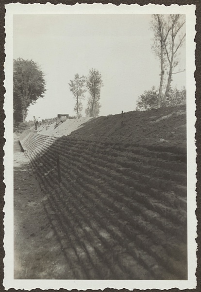 Werkers leggen stapelzoden langs oever in Hoogmade, 1933