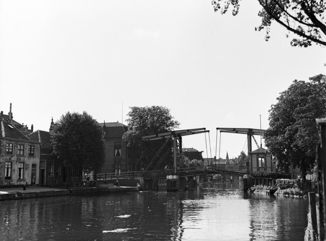 De Alphense brug over de Oude Rijn. De dubbele ophaalbrug (of klapbrug) is in 1955 vervangen door een elektrische ophaalbrug.