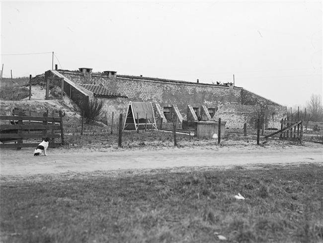 Een bunkerwoning in de duinen tussen Oostvoorne en Rockanje. Na de Tweede Wereldoorlog werd deze voormalige Duitse bunker gebruikt als woning.