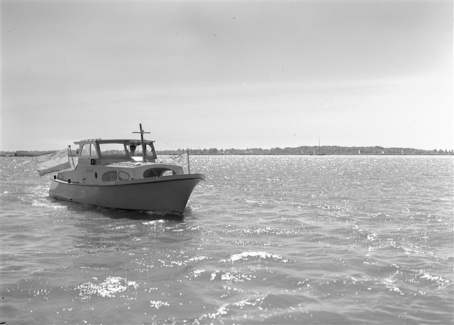 Op de Kagerplassen houdt de patrouilleboot 'Rijnschie' van de provincie Zuid-Holland toezicht tijdens de Kaagweek.