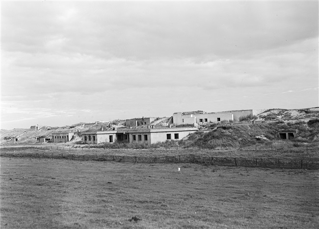 Duitse bunkers in de duinen van 's-Gravenzande, 1948