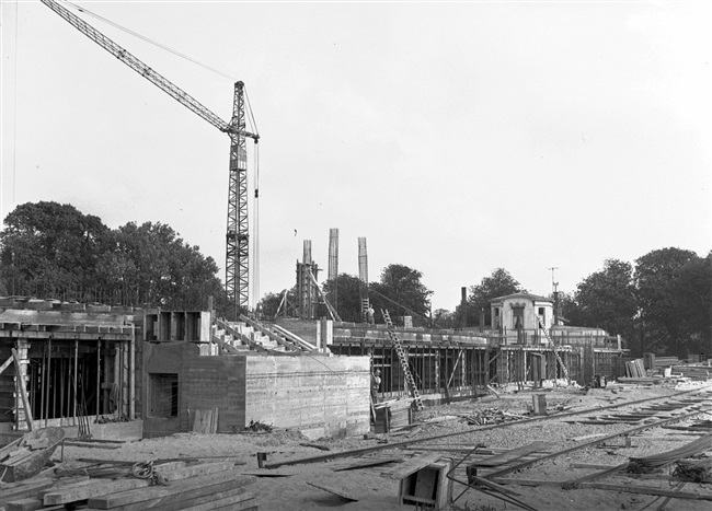 De eerste verdieping van het nieuwe provinciehuis. Links een trappenhuis. Rechts het voormalige directiegebouw van de Haagsche Dierentuin.