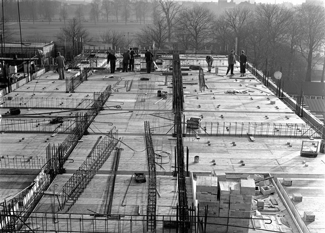 De tweede verdiepingsvloer met de kolommen van het provinciehuis dat in aanbouw is.