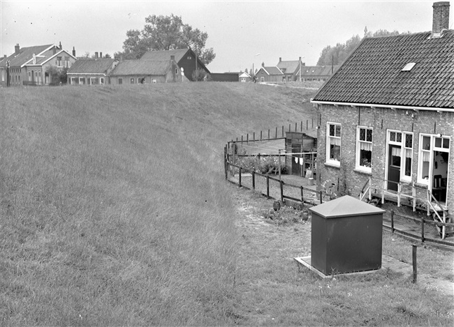 De nieuwe hoofdwaterkering in 's-Gravendeel, 1961