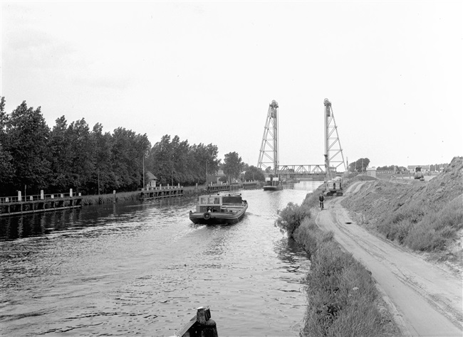 De hefbrug Gouwesluis en de Gouwe in Alphen aan den Rijn