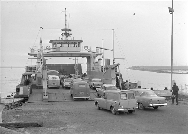 Auto’s en passagiers gaan veerpont De Hoorn op, 1963