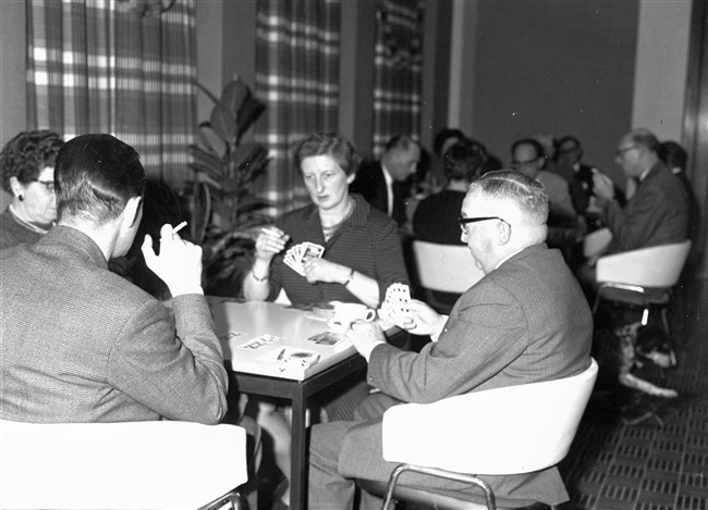 De bridgeclub van het provinciehuis Zuid-Holland viert het 15-jarig voorzitterschap van de heer Rietschoten.