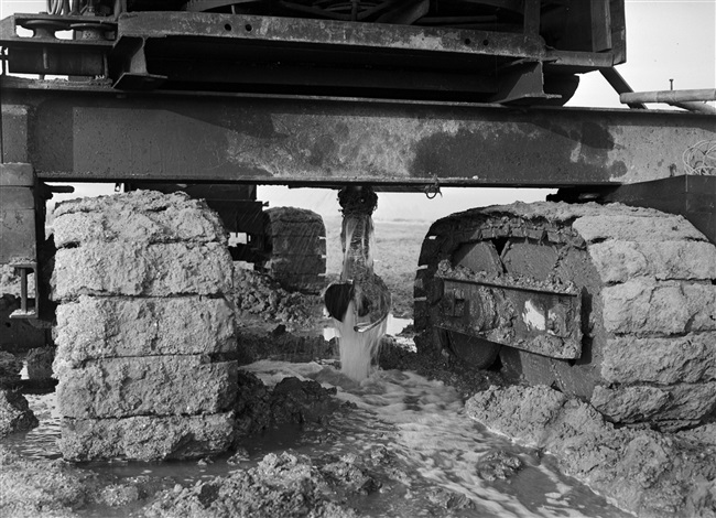 Boormachine waarmee gaten in de slappe veenbodem worden geboord. Door de gaten met grindzand op te vullen ontstaan kolommen van zand, ook wel zandpalen genoemd. Na de oorlog werd deze methode vaak toegepast om wegen en dijken aan te leggen.