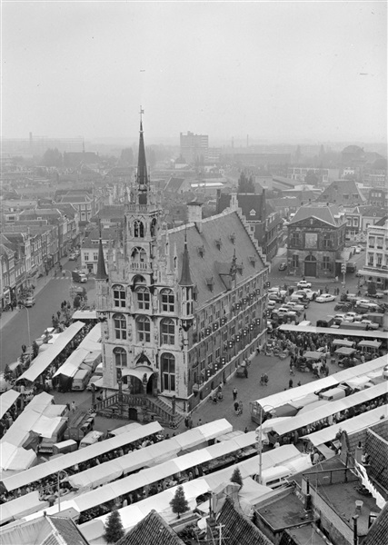 Het stadhuis op de Markt