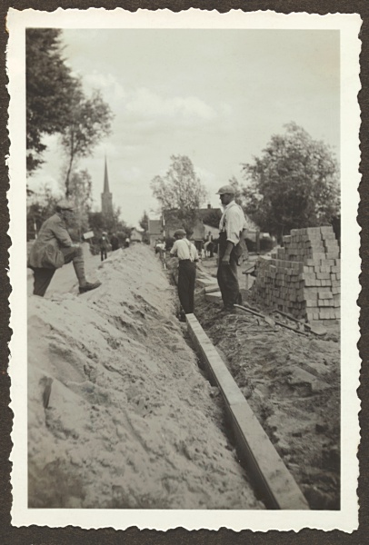 Plaatsen van betonbanden in de Kerkstraat in Hoogmade, 1933