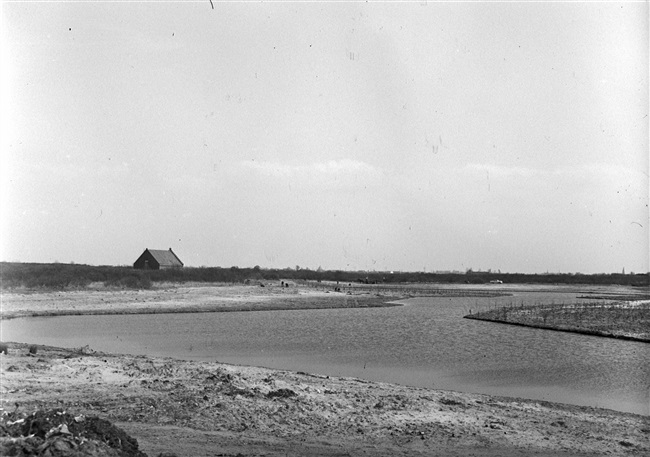Tankgracht wordt vijver op landgoed Nieuw Leeuwenhorst, 1956