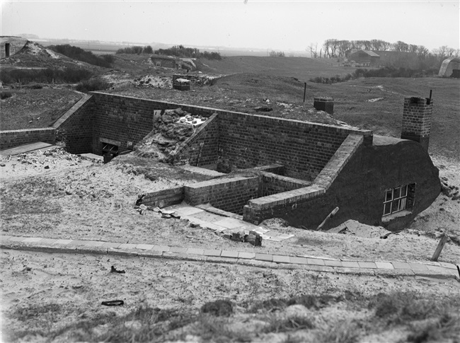 Een bunkerwoning ten noorden van Hoek van Holland bij de Nieuwlandsedijk. Na de Tweede Wereldoorlog werd deze voormalige Duitse bunker gebruikt als woning.