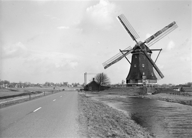 De Kerkvaartsweg met de Putmolen in Aarlanderveen, 1970