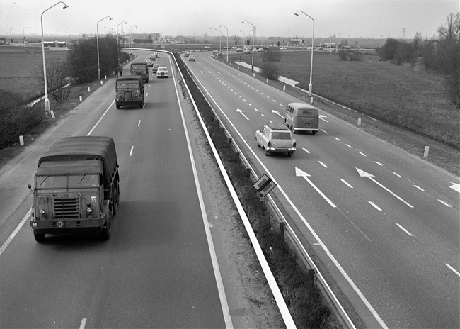 Militaire voertuigen bij het knooppunt Oudenrijn, 1964