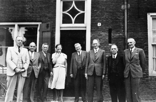 Gedeputeerde mr. Chr. A. de Ruyter-de Zeeuw viert haar verjaardag. Eerste van rechts mr. F.A. Helmstrijd, griffier van de Provinciale Staten. Derde van rechts ir. L.T. van der Wal, o.a. directeur-hoofdingenieur van de Provinciale Waterstaat. De foto is gemaakt tussen 1940 en 1950.