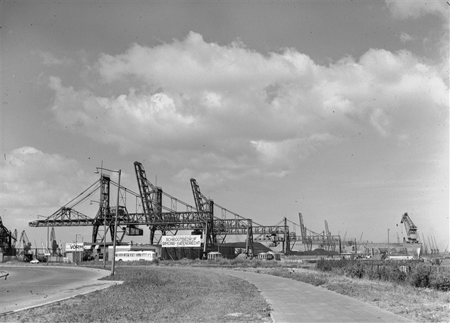 Waalhaven aan de Rondolaan op Heijplaat, Rotterdam 1959