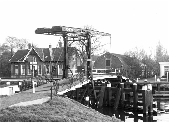 De Nieuwe Tolbrug over het Rijn-Schiekanaal, beter bekend als de Vliet. De ophaalbrug die uitkomt op de Westvlietweg kan alleen door voetgangers worden gebruikt.